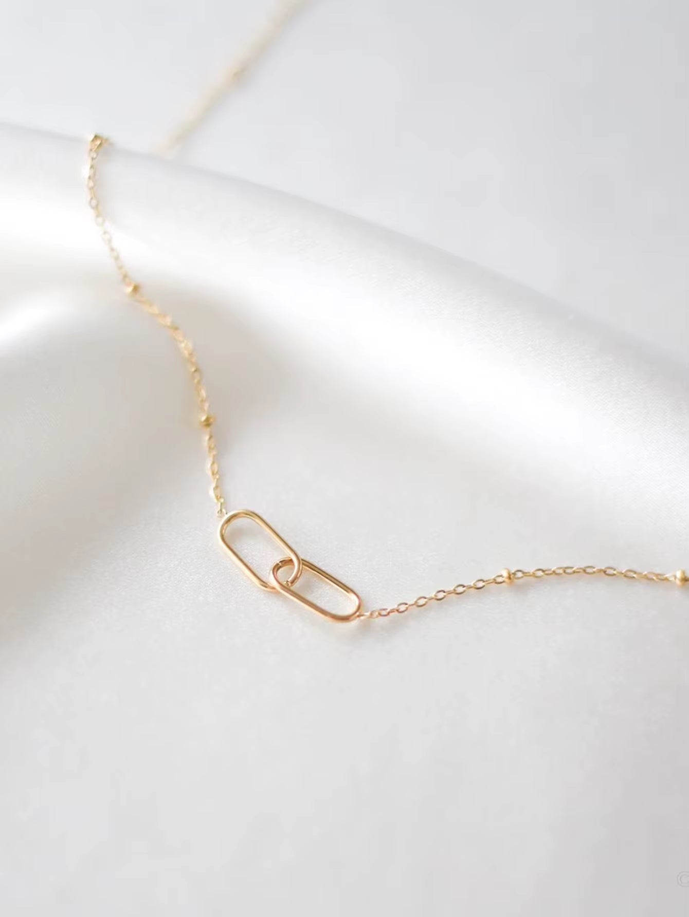 Silver Icon Cross Link Necklace – Retro Charm with Modern Edge