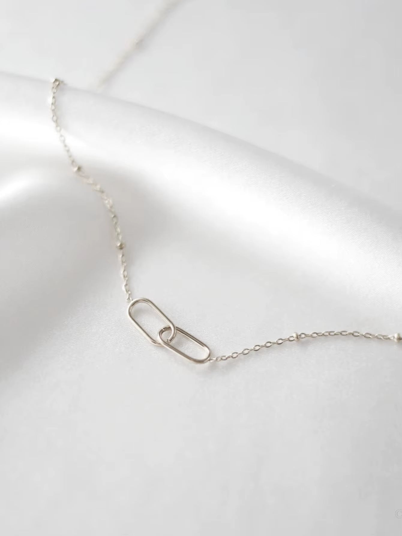 Silver Icon Cross Link Necklace – Retro Charm with Modern Edge